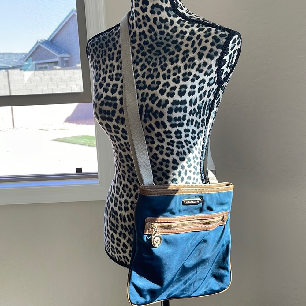 Michael Kors crossbody bag. Adj strap. In very good used condition.